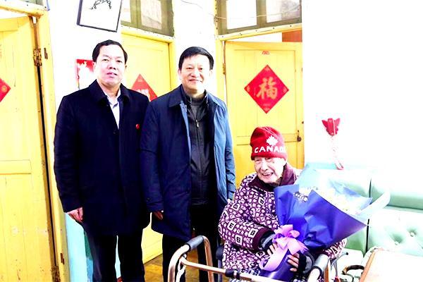 点击图片翻到下一页>> 国内外近三千学子贺信贺电庆祝著名化学家湖南师大教授百岁寿辰